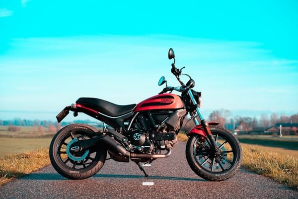 Quels sont les meilleurs réglages de suspension pour une Yamaha XSR900 sur des routes sinueuses ?